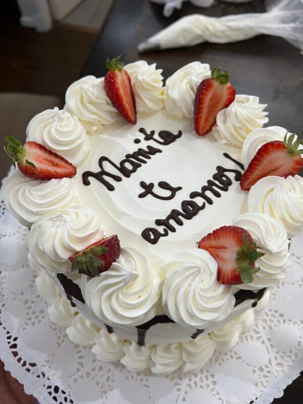 Torta crema Frutilla-Durazno-Piña